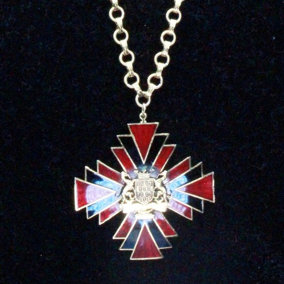 Unsigned Reinad Sunburst Maltese Cross Shield Crest Coat of Arm Necklace - Picture 2 of 8